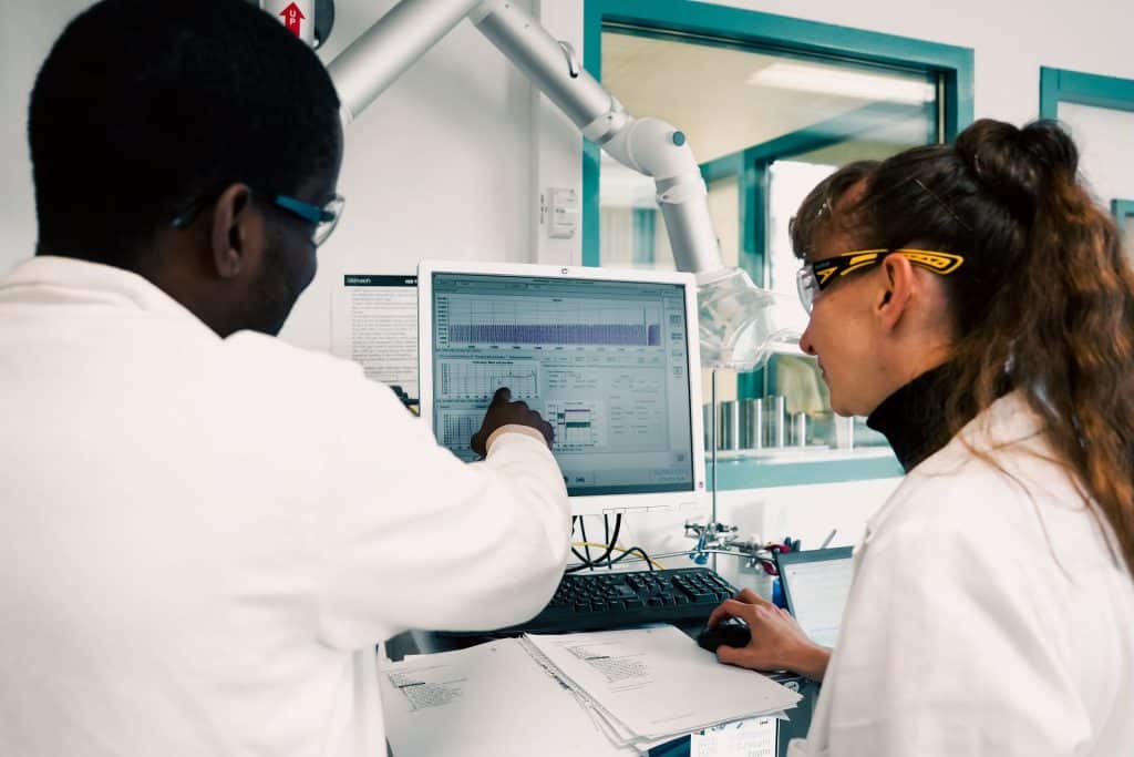 Equipe du CEA à Grenoble dans le Laboratoire de synthèse de matériaux inorganiques pour les batteries. Zone Traitement thermique et Calcination. Fours tubulaires et à moufles de calcination.